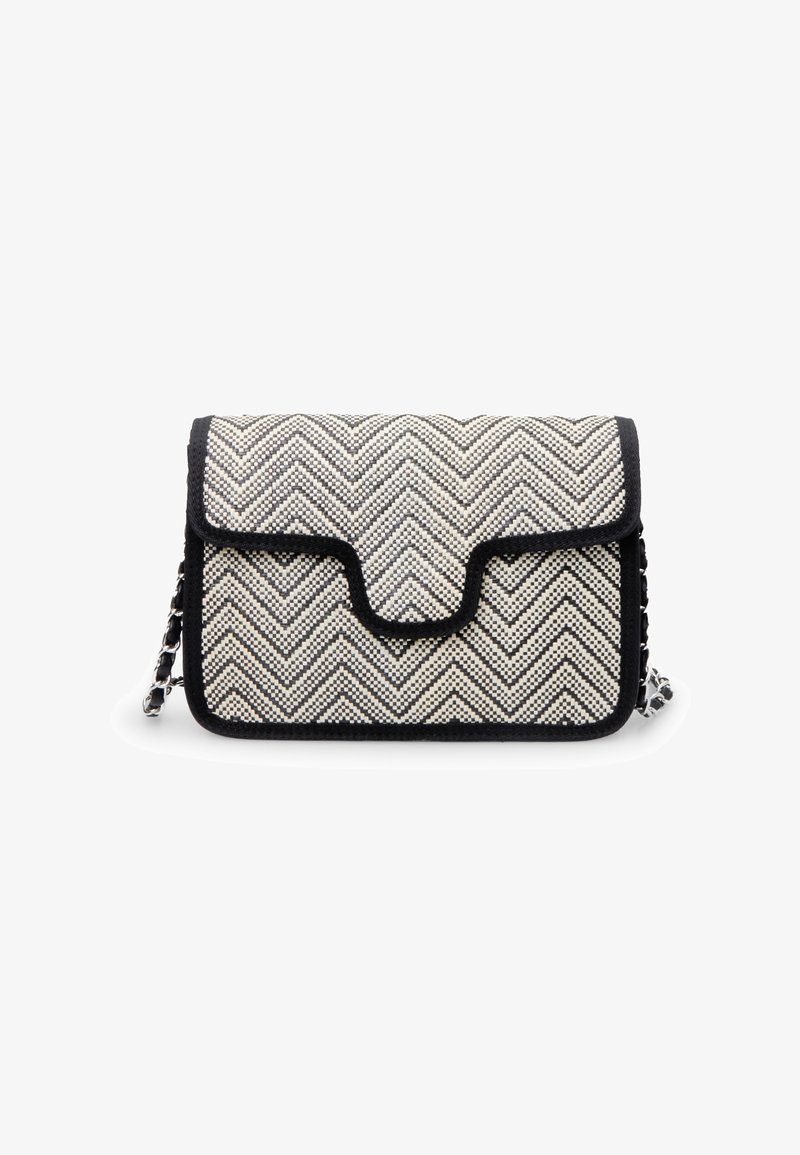 Sac à main rectangulaire à motif chevrons noir et blanc, avec bordure noire et bandoulière chaîne argentée.