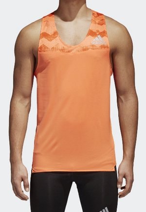 Mann trägt ein orangefarbenes athletisches ärmelloses Tanktop mit gemustertem oberen Teil und Adidas-Logo auf der Brust.
