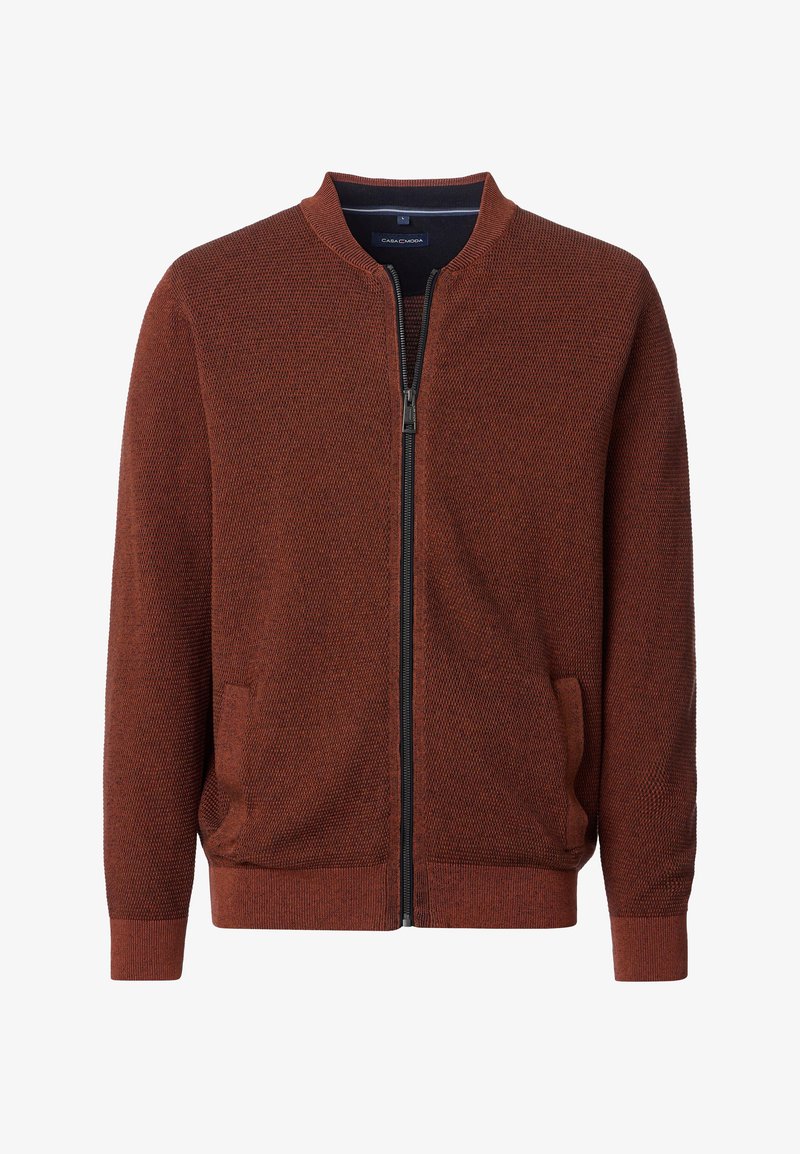 Veste marron en tricot avec fermeture éclair, col rond, deux poches latérales, poignets et ourlet côtelés, avec un motif texturé sur toute la surface.
