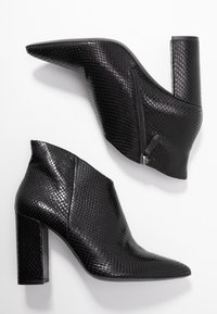 Schwarze knöchelhohe Stiefel mit Absätzen aus strukturiertem Schlangenledermaterial, mit spitzem Zehenbereich und seitlichem Reißverschluss, sowie einem dicken Absatz.