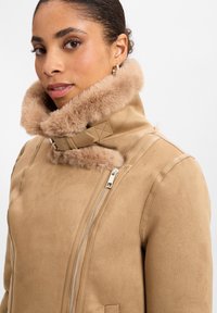 Marie Lund Kunstlederjacke - sand