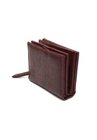 Bordowa skórzana portfel o strukturalnej fakturze, zawierająca liczne przegrody i kompaktowy, składany design dla łatwego przechowywania.