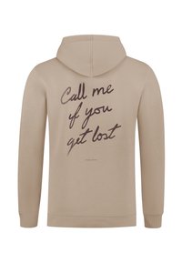 Beige hoodie met "Bel me als je verdwaald bent" in grote donkere cursieve tekst op de achterkant en "PURE PATH" in kleine letters eronder.