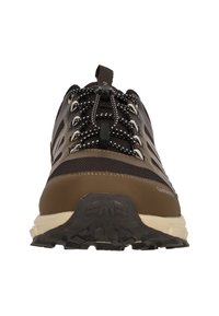 Brune teksturerede vandresko med mesh-stof, dekorative snørebånd og en robust sort gummisål. Forstærket tåområde og støttende design.