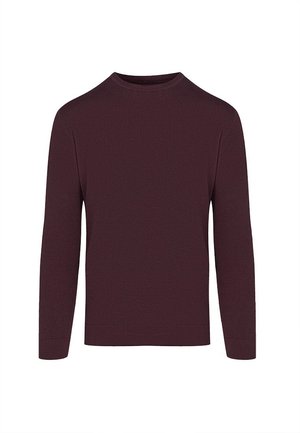 Sweter dzianinowy w ciemnym bordowym kolorze z długim rękawem, okrągłym dekoltem oraz ściągaczami na mankietach i na dole, na jednolitym białym tle.