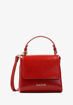 Bolso de mano de cuero rojo con cierre de solapa, herrajes dorados y correa desmontable. Textura suave, forma estructurada y detalle de logotipo en relieve.