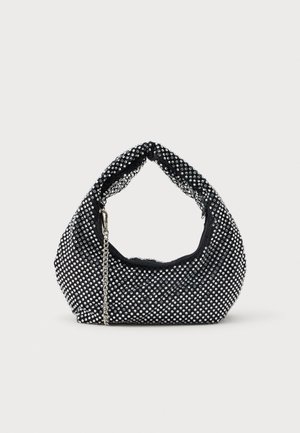 Musta verkko käsilaukku, joka on koristeltu hopeanvärisillä napeilla, ja siinä on kaareva kahva sekä ketjuolkaint. Pehmeä rakenne ja pyöristetty muoto.