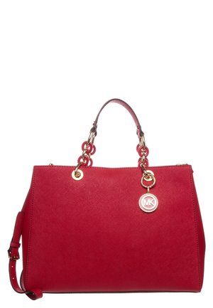 Rote strukturierte Handtasche mit goldfarbenen Beschlägen, doppelten Obergriffen und abnehmbarem Schultergurt. Mit einem dekorativen MK-Logo-Anhänger.