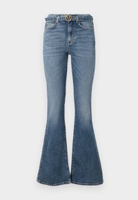 Gaiši zili džinsi ar platām kājām un augstu jostas vietu, ar zeltītu sprādzi un piecu kabatu dizainu. Platas kājas sāk izplatīties no ceļgaliem uz leju.