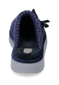Pantofole da interno navy con tomaia testurizzata, rivestimento plush e un fiocco decorativo sul lato. Presentano una suola in EVA grigia chiara.