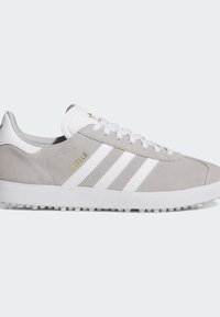 Szare zamszowe sneakersy z białymi skórzanymi akcentami, z trzema białymi paskami, okrągłym czubkiem, teksturowaną białą podeszwą i złotym detalem z logo.