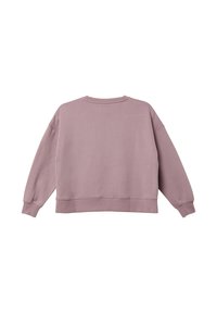 Przytulny, ponadwymiarowy sweter z okrągłym dekoltem w stonowanym kolorze lawendy, wykonany z miękkiego materiału. Posiada ściągacze przy mankietach i u dołu, a z tyłu jest gładki i bez zdobień.