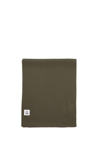 Oliven grøn strikket tørklæde, foldet pænt med en lille hvid rektangulær label, der viser "M73" i sort tekst.