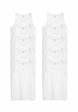 Camisetas de algodón blancas sin mangas apiladas en pares, con cuello redondo y dobladillo recto, con etiquetas de marca visibles en el escote.