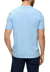 s.Oliver MIT GROSSEM LABEL - T-shirt print - himmelblau