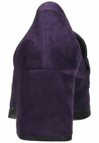 Fialová semišová lodička s kulatou špičkou a strukturovaným povrchem. Podpatek je robustní a mírně rozšířený, s pevným černým spodkem.