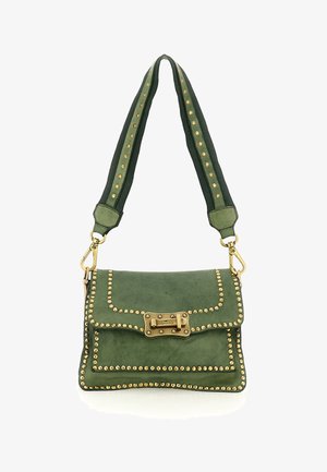 Borsa a tracolla in camoscio verde con borchie dorate lungo i bordi, chiusura a patta e tracolla verde con dettagli dorati. Design compatto rettangolare.