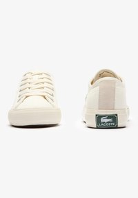 Lacoste'i tossud off-white kanva tekstuurne viimistlusega, ümara teraga, nööriga ees ja rohelise brändi logoga kanna piirkonnas.