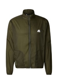 Kurtka wiatrówka w oliwkowej zieleni z wysokim kołnierzem, pełnym zamkiem błyskawicznym z przodu i białym logo. Posiada boczne kieszenie i elastyczne mankiety. Wykonana z lekkiego materiału.