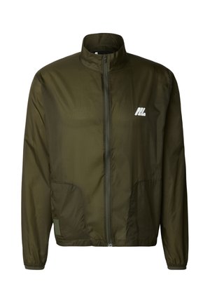 Giacca a vento verde oliva con collo alto, zip frontale completa e logo bianco. Presenta tasche laterali e polsini elastici. Materiale leggero.
