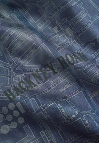 Pañuelo de seda con un diseño de mapa azul oscuro que muestra calles y lugares, destacando "Hackney Road" en verde.