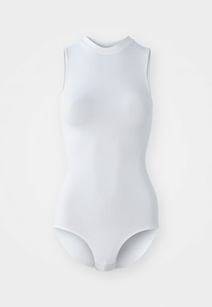 Hvitt ermeløst bodysuit med høy hals, ribbet tekstur, innebygget støtte og sømløst design, egnet for lagdeling eller alene bruk.