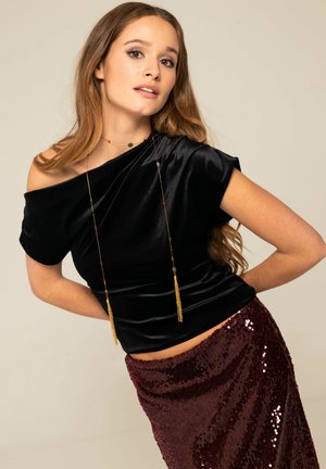 CON ESCOTE ASIMÉTRICO DE  - Blusa - negroblack