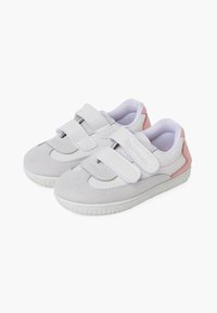 Sneaker grigi e bianchi con due cinturini in velcro, materiali in camoscio e mesh, punta arrotondata e accenti rosa sul tallone.