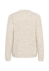 Pull en maille torsadée de couleur beige clair. Présente un motif texturé, des manches longues et un col rond. Aucune fermeture visible.