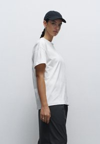 Henry Tiger TRUE BLANKS - CONTEMPORARY OVERSIZED - Jednoduché tričko - white