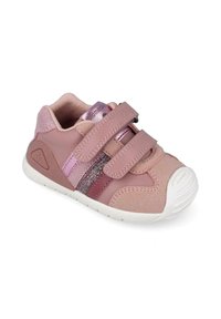 Sneakers rosa per bambini con due cinturini in velcro, accenti lucenti e una striscia glitterata. Materiale morbido e suola in gomma con punta arrotondata.