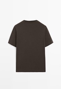 Mørkebrun bomulds T-shirt med korte ærmer, rund halsudskæring og et enkelt, uden pynt design. Blød tekstur, lige kant.