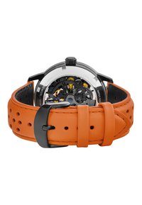 Zegarek skeleton z czarną stalową kopertą, pomarańczowym skórzanym paskiem perforowanym i odsłoniętą mechaniką widoczną przez tył.
