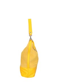 Borsa gialla realizzata con un mix di materiali in suede e pelle, forma arrotondata, zip laterale e tracolla regolabile.