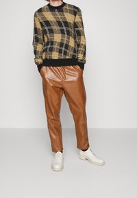 J.LINDEBERG Stickad tröja - brown