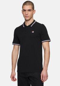 Zwarte polo met korte mouwen van katoen, voorzien van een drieknoopsluiting, gestreepte kraag en een klein logo op de linkerborst.