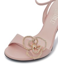Sandal con tacco alto rosa caratterizzata da un materiale morbido, una fascia larga e un decorativo accento floreale elaborato con gemme nella parte anteriore.