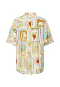 Chemise à manches courtes boutonnée avec illustrations encadrées de fruits colorés incluant ananas, raisins, cerises, citrons et fraises.