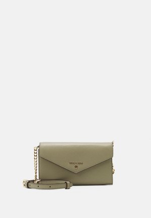 Olivgrüne Michael Kors Leder-Umhängetasche mit goldener Kettenriemen und vorderer Klappe mit Logodetail.