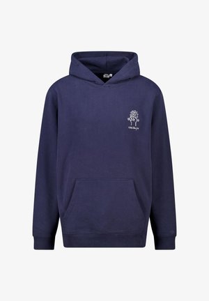 Marineblauwe hoodie van katoen, met een voorkauwzak, een capuchon met trekkoord en een witte grafische print op de linkerborst. Zachte textuur, casual ontwerp.