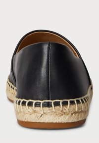 Fekete bőr espadrille juta kötésű talppal, sima textúrával, lekerekített formával és varrott részletekkel az alján.