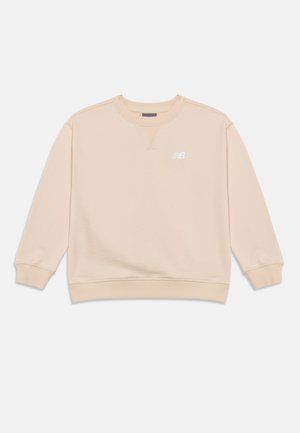 Beige langærmet crewneck sweatshirt med ribbet kant ved ærmer og bund, med lille hvid New Balance-logo på venstre bryst.