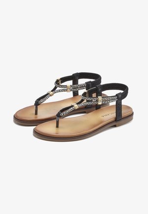 Schwarze Zehensandalen mit einem strukturierten Riemen, der metallische Akzente und kleine Edelsteine zeigt, auf einer hellbraunen, flachen Sohle.