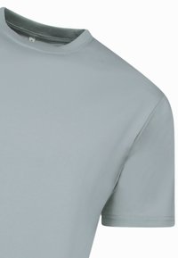 Lichtgrijs T-shirt met korte mouwen en een ronde hals, gemaakt van gladde stof, met strakke lijnen en een effen ontwerp zonder patronen of accenten.