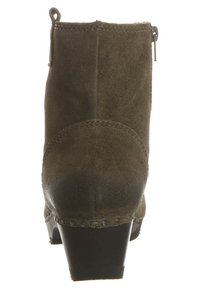 Ruskisit nubuk nilkkabootit matalalla lohkoerällä, takavetoketjulla ja vetokojeella ylhäällä takanäkymästä.