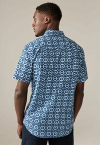 Next SHORT SLEEVE -  REGULAR FIT - Ing - light blue blue geometric
