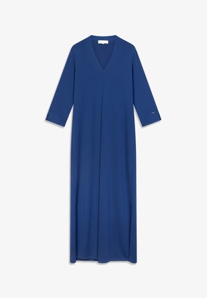 Vestido azul largo con escote en V, hecho de tela suave. Presenta mangas tres cuartos con puño. Diseño simple y recto, sin patrones ni adornos.