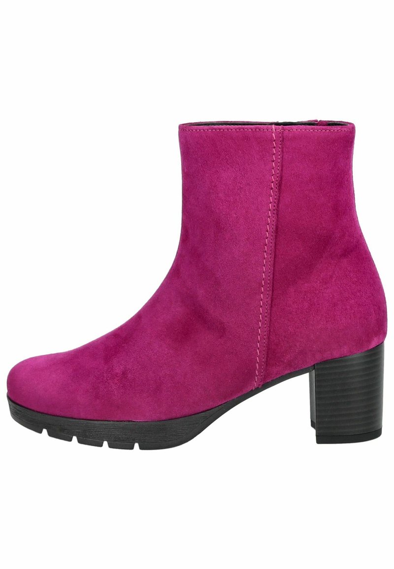 Botín de ante fucsia hasta el tobillo con punta cuadrada, un tacón negro texturizado y costuras en las costuras laterales. La suela presenta ranuras de tracción.