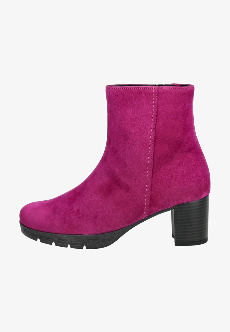 Botín de ante fucsia hasta el tobillo con punta cuadrada, un tacón negro texturizado y costuras en las costuras laterales. La suela presenta ranuras de tracción.