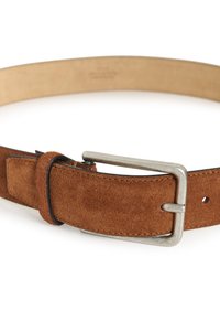 Cintura in suede marrone con una fibbia in metallo argentato, caratterizzata da una finitura liscia, dettagli di cucitura e un interno in pelle.